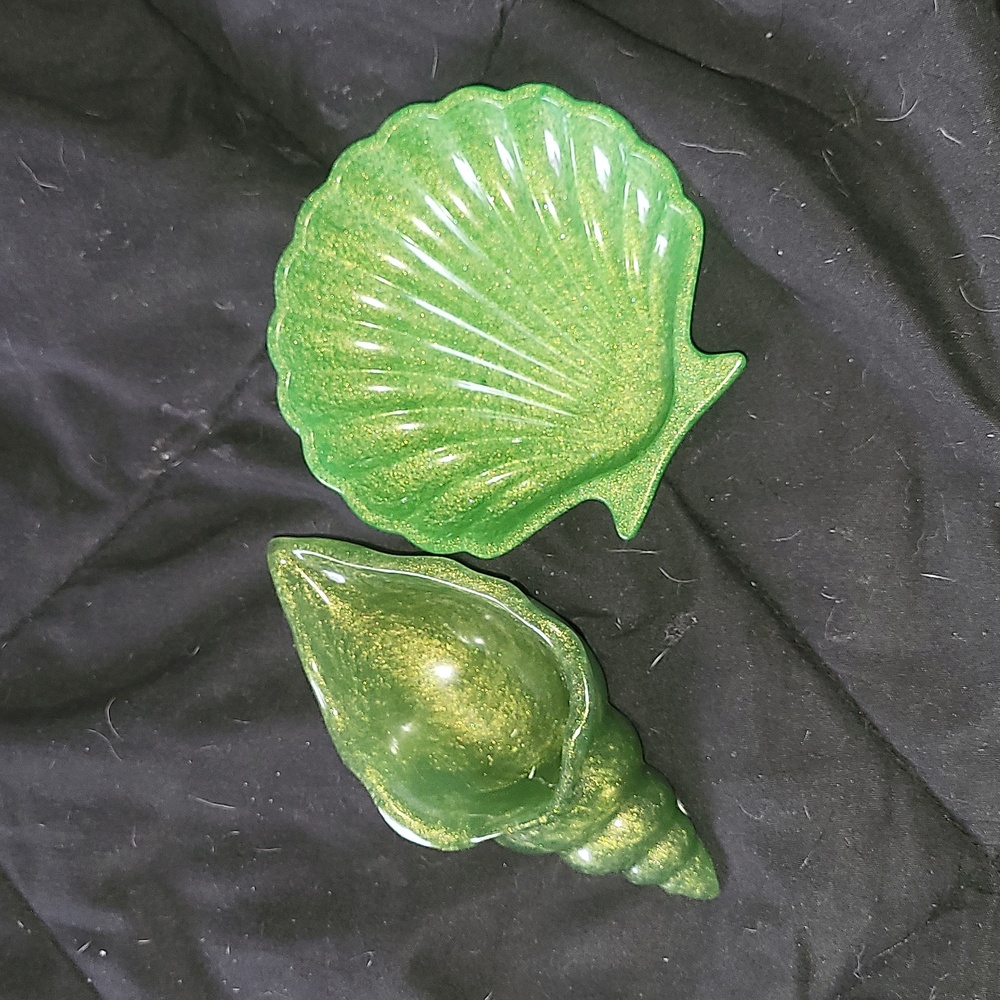 Green resin seashells